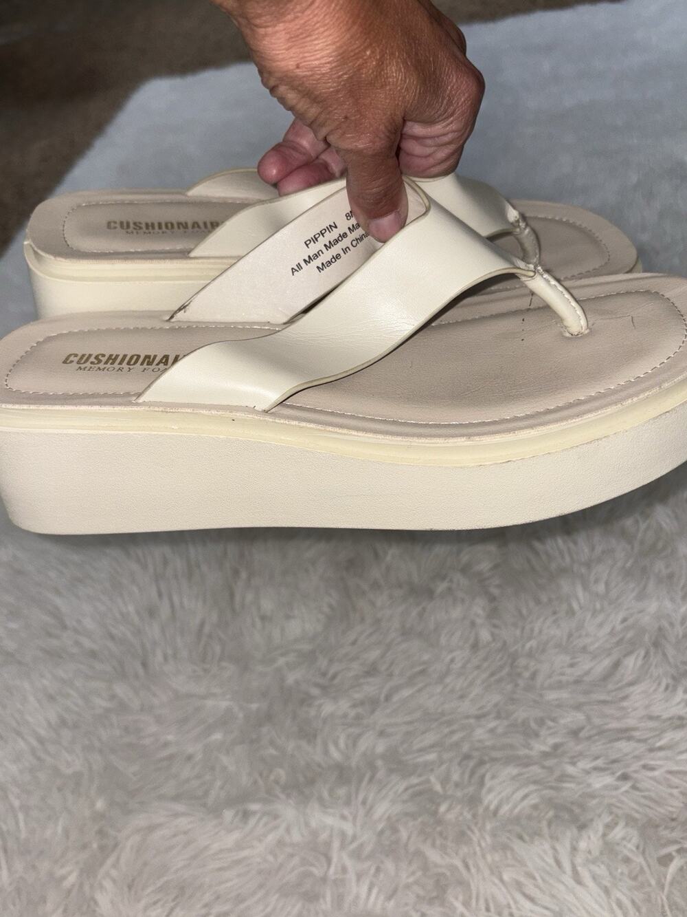 Cushionaire “Pippin” Women’s 8 Ivory Platform Flip Flops. Memory Foam. Grt Pair
